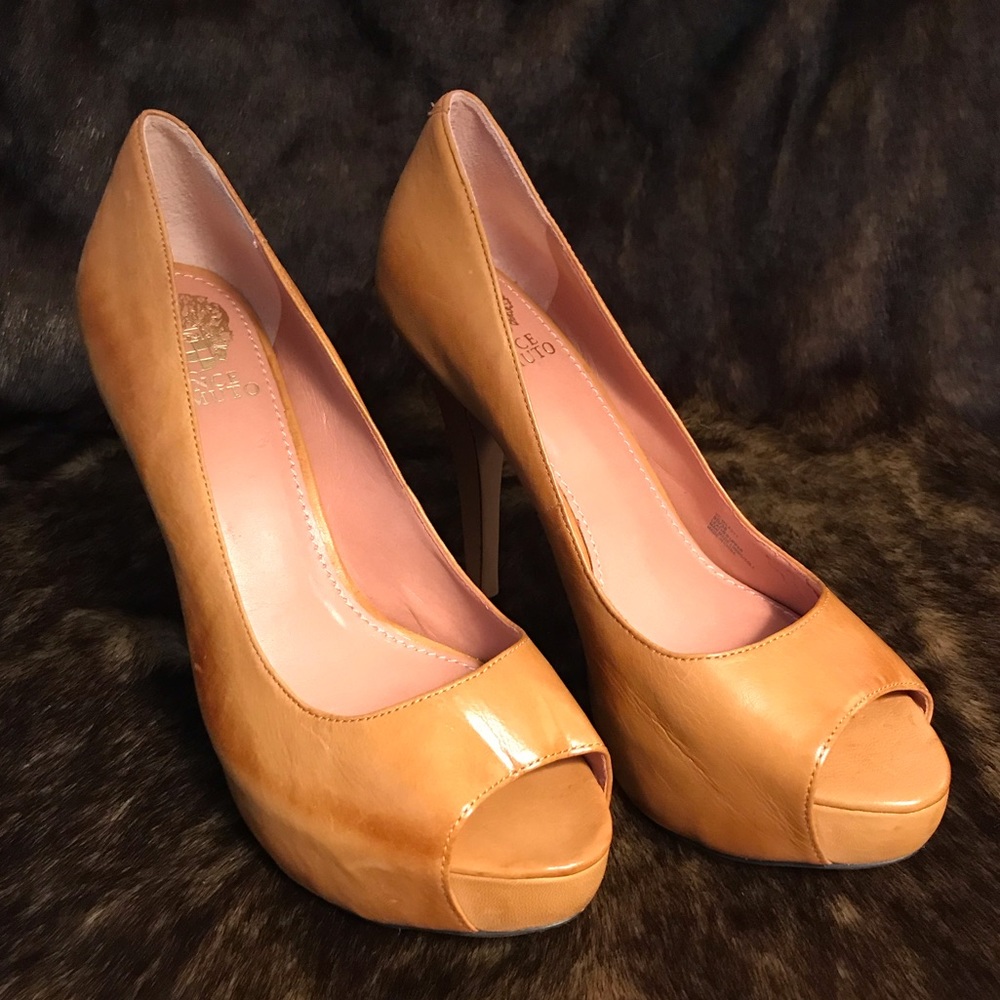 VINCE CAMUTO PEEPTOE PUMP